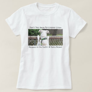 Niedlicher Nosey White Hund mit Blick auf das Gras T-Shirt