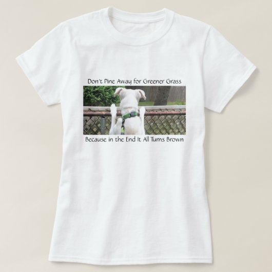 Niedlicher Nosey White Hund mit Blick auf das Gras T-Shirt (Design vorne)