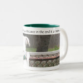 Niedlicher Nosey White Hund mit Blick auf das Gras Zweifarbige Tasse (VorderseiteRechts)