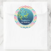 Niedlicher Oktopus; farbenfroher Zickzack Geburtst Runder Aufkleber (Tasche)