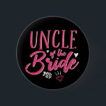 Niedlicher Onkel der Bride Pink-Kalligraphie-Schri Button<br><div class="desc">Vintage kalligraphische Skript-Schriftart-Design für Verlobungsfeier, Probe-Dinner, Brautparty oder Junggeselinnen-Abschied. Matching Hochzeitsartikel für die Braut, ihre Familie und Freunde. Helle Rosa Farbe für einen lustigen Abend mit Braut, Trauzeugin, Brautjungfrau, besten Freunden und der ganzen Hochzeitsfeier Crew. Feiern Sie, verlobt zu sein und mit dieser niedlichen Blume und Diamantring Doodle zu heiraten....</div>