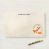 Niedlicher Orange Fox mit einem grünen Kranz und H Post-it Klebezettel (Auf Schreibtisch)