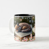 Niedlicher Orange Fox Schlafen auf Buch personalis Zweifarbige Tasse (Vorderseite Links)