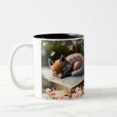 Niedlicher Orange Fox Schlafen auf Buch personalis Zweifarbige Tasse (Links)