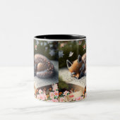 Niedlicher Orange Fox Schlafen auf Buch personalis Zweifarbige Tasse (Mittel)