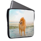 Niedlicher Orange-Spitz am Strand Laptopschutzhülle (Vorne Rechts)