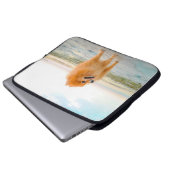 Niedlicher Orange-Spitz am Strand Laptopschutzhülle (Vorne Knopf)
