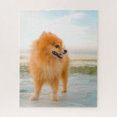 Niedlicher Orange Spitz am Strand Sonnenschein Som Puzzle (Vertikal)