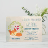 Niedlicher Orangenfuchs mit grüner Kleider-Baby-Du Einladung (Stehend Vorderseite)