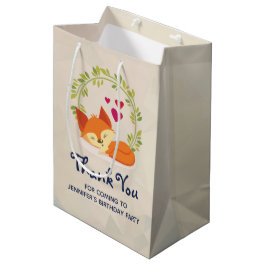Niedlicher Orangenfuchs, rote Herzen und ein grüne Mittlere Geschenktüte