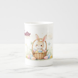 Niedlicher Osterhase im Korb mit farbenfrohen Eier Porzellantasse