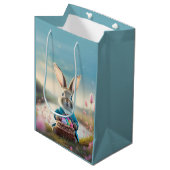 Niedlicher Osterhase mit blauer Jacke Mittlere Geschenktüte (Vorderseite Schrägansicht)