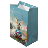 Niedlicher Osterhase mit blauer Jacke Mittlere Geschenktüte (Rückseite Schrägansicht)