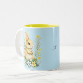Niedlicher Osterhase mit Blume und Monogramm Zweifarbige Tasse (Vorderseite Links)