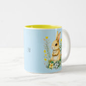 Niedlicher Osterhase mit Blume und Monogramm Zweifarbige Tasse (VorderseiteRechts)