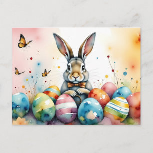 Niedlicher Osterhase mit farbenfrohen bemalten Eie Postkarte