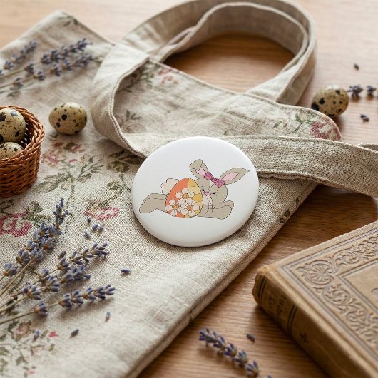 Niedlicher Osterhase mit floralem Ei Button