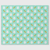 Niedlicher Osterhase und Karotten auf Aquamuster Geschenkpapier (Flach)