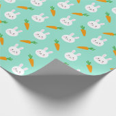 Niedlicher Osterhase und Karotten auf Aquamuster Geschenkpapier (Ecke)