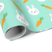 Niedlicher Osterhase und Karotten auf Aquamuster Geschenkpapier (Rolleneckpunkt)