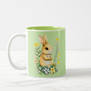 Niedlicher Osterhase und Monogramm auf hellgrün Zweifarbige Tasse