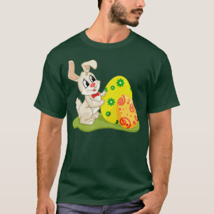 Niedlicher Osterhase versteckt sich hinter farbige T-Shirt