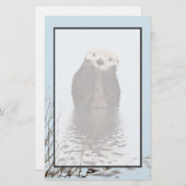Niedlicher Otter Stehend in einem Teich hält sein Briefpapier (Vorne/Hinten)