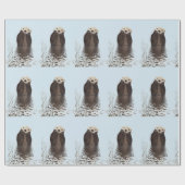 Niedlicher Otter Stehend in einem Teich hält sein  Geschenkpapier (Flach)