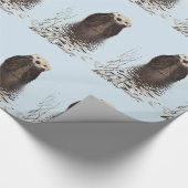 Niedlicher Otter Stehend in einem Teich hält sein  Geschenkpapier (Ecke)