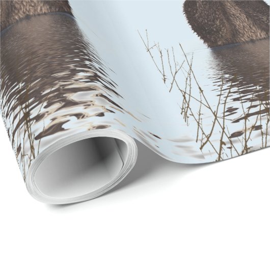 Niedlicher Otter Stehend in einem Teich hält sein  Geschenkpapier (Rolleneckpunkt)