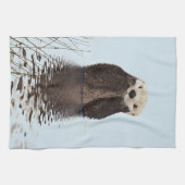Niedlicher Otter Stehend in einem Teich hält sein Küchentuch (Horizontal)