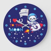 Niedlicher Panda Bär auf Raketenschiff Kinder Pers Große Wanduhr (Vorderseite)
