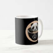 Niedlicher Panda-Bär, der in einer Schüssel Ramen  Kaffeetasse (VorderseiteRechts)