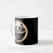 Niedlicher Panda-Bär, der in einer Schüssel Ramen  Kaffeetasse (Vorderseite Links)