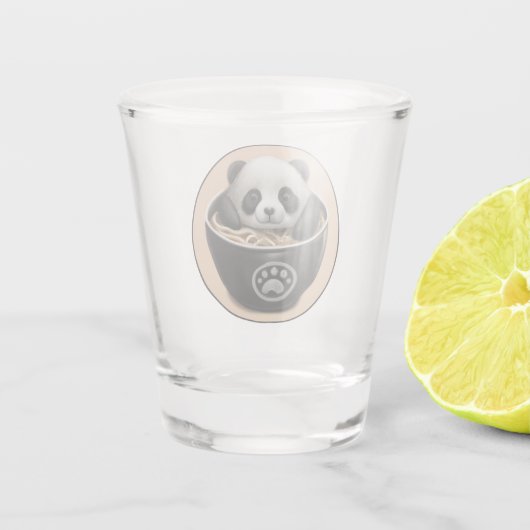 Niedlicher Panda-Bär, der in einer Schüssel Ramen  Schnapsglas (Rückseite)