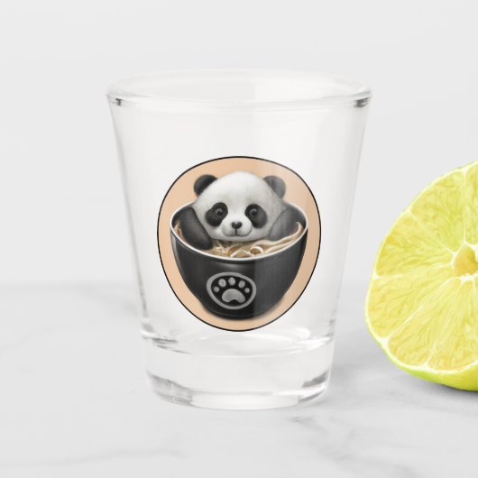 Niedlicher Panda-Bär, der in einer Schüssel Ramen Schnapsglas (Vorderseite)