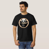 Niedlicher Panda-Bär, der in einer Schüssel Ramen T-Shirt (Vorne ganz)