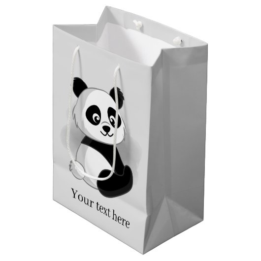 niedlicher Panda-Bär fügt Text Medium Geschenktasc Mittlere Geschenktüte (Vorderseite Schrägansicht)