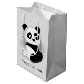 niedlicher Panda-Bär fügt Text Medium Geschenktasc Mittlere Geschenktüte (Rückseite Schrägansicht)