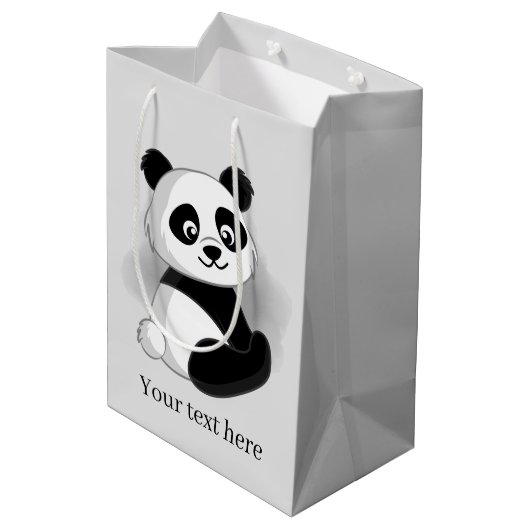 niedlicher Panda-Bär fügt Text Medium Geschenktasc Mittlere Geschenktüte (Rückseite Schrägansicht)