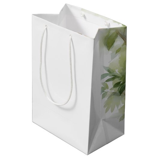 Niedlicher Panda-Bär im Baum Mittlere Geschenktüte (Rückseite Schrägansicht)