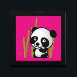 Niedlicher Panda-Bär in einem Bambushain Erinnerungskiste<br><div class="desc">Was für eine niedliche und bezaubernde Illustration eines schwarz-weißen Panda-Bären,  der zwischen den grünen Bambussteinen in einem kleinen Hain sitzt und glücklich,  freundlich und lieblich aussieht. Fuschia rosa Hintergrund.</div>