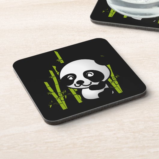 Niedlicher Panda-Bär in einem Bambushain. Getränkeuntersetzer (Linke Seite)