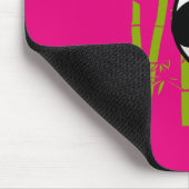 Niedlicher Panda-Bär in einem Bambushain. Mousepad (Ecke)