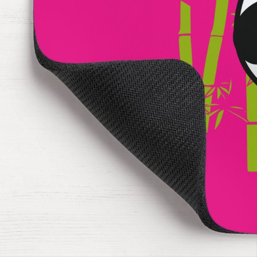 Niedlicher Panda-Bär in einem Bambushain. Mousepad (Ecke)