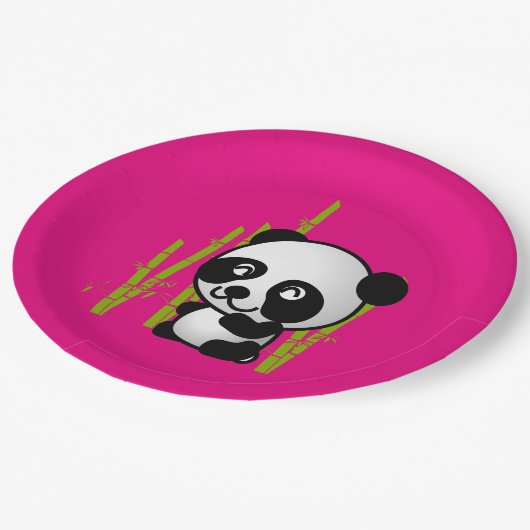 Niedlicher Panda-Bär in einem Bambushain. Pappteller (Schrägansicht)
