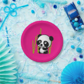 Niedlicher Panda-Bär in einem Bambushain. Pappteller (Party)