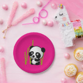Niedlicher Panda-Bär in einem Bambushain. Pappteller (Party)