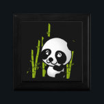 Niedlicher Panda-Bär in einem Bambushain Schmuckschachtel<br><div class="desc">Was für eine niedliche und bezaubernde Illustration eines schwarz-weißen Panda-Bären,  der zwischen den grünen Bambussteinen in einem kleinen Hain sitzt und glücklich,  freundlich und lieblich aussieht. Schwarzer Hintergrund macht diesen kleinen Panda-Pop wirklich!</div>