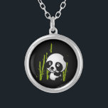 Niedlicher Panda-Bär in einem Bambushain. Versilberte Kette<br><div class="desc">Was für eine niedliche und bezaubernde Illustration eines schwarz-weißen Panda-Bären,  der zwischen den grünen Bambussteinen in einem kleinen Hain sitzt und glücklich,  freundlich und lieblich aussieht. Schwarzer Hintergrund macht diesen kleinen Panda-Pop wirklich!</div>